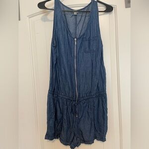 Thin Jean shorts Jumper from Guess. Size Small